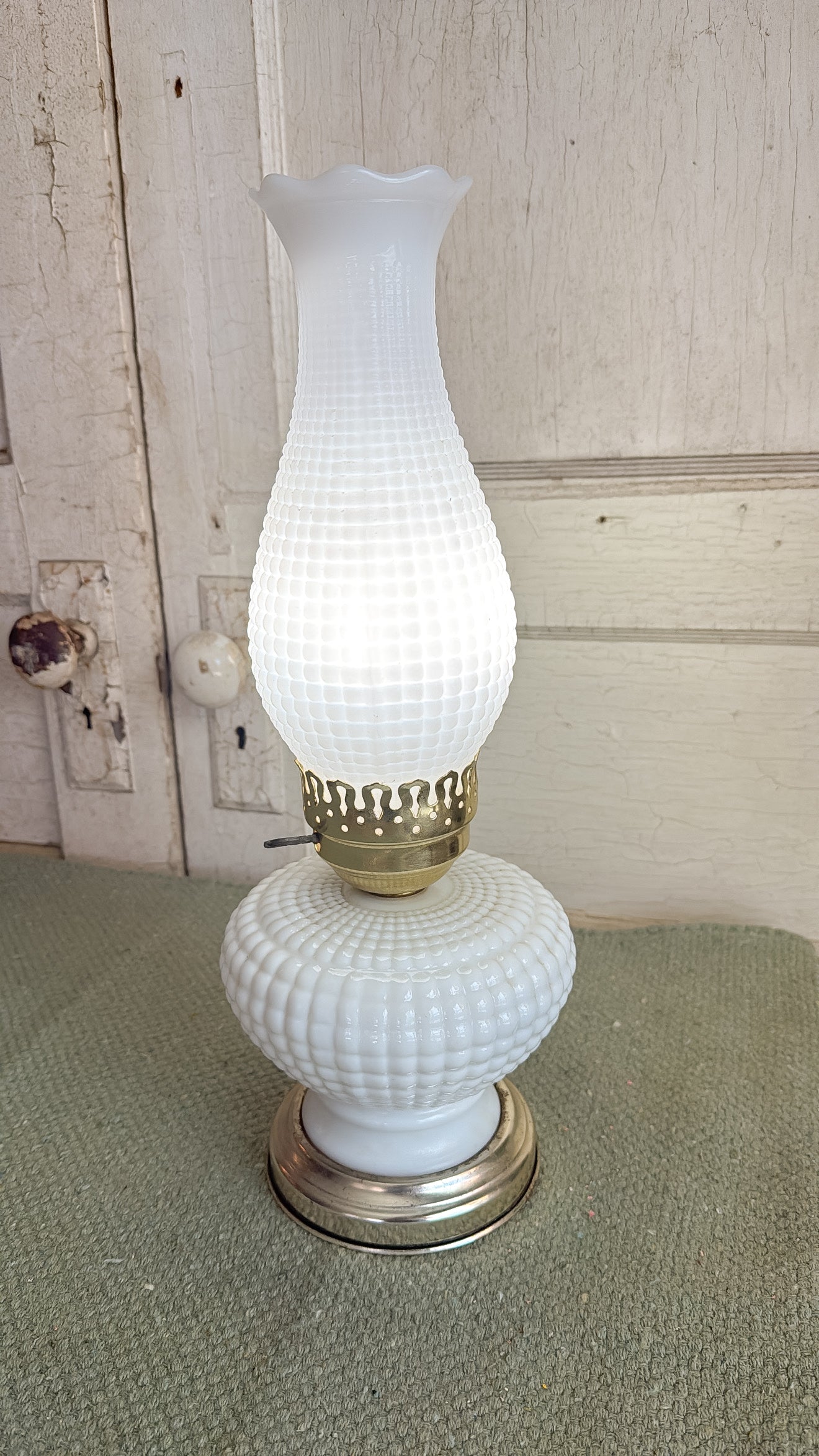 Vintage Milk Glass Hobnail/Corn Cob Lamp