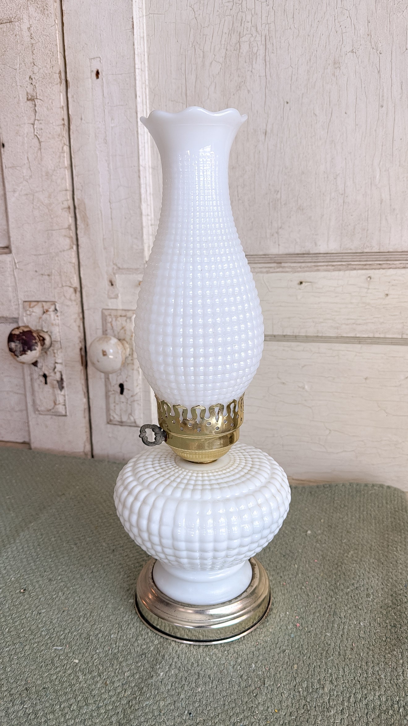Vintage Milk Glass Hobnail/Corn Cob Lamp