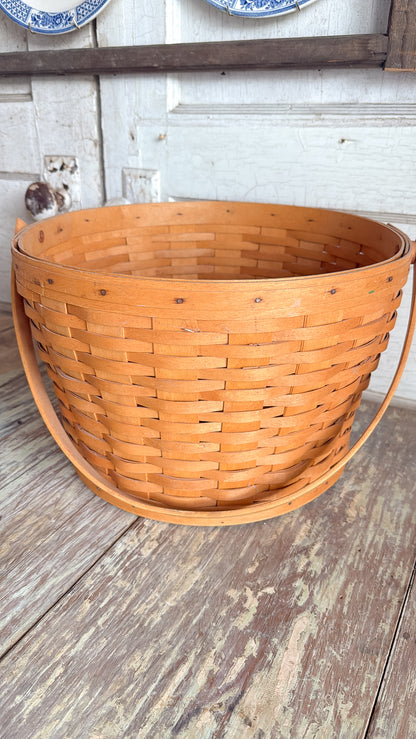 Round Longaberger Basket w/ Handle