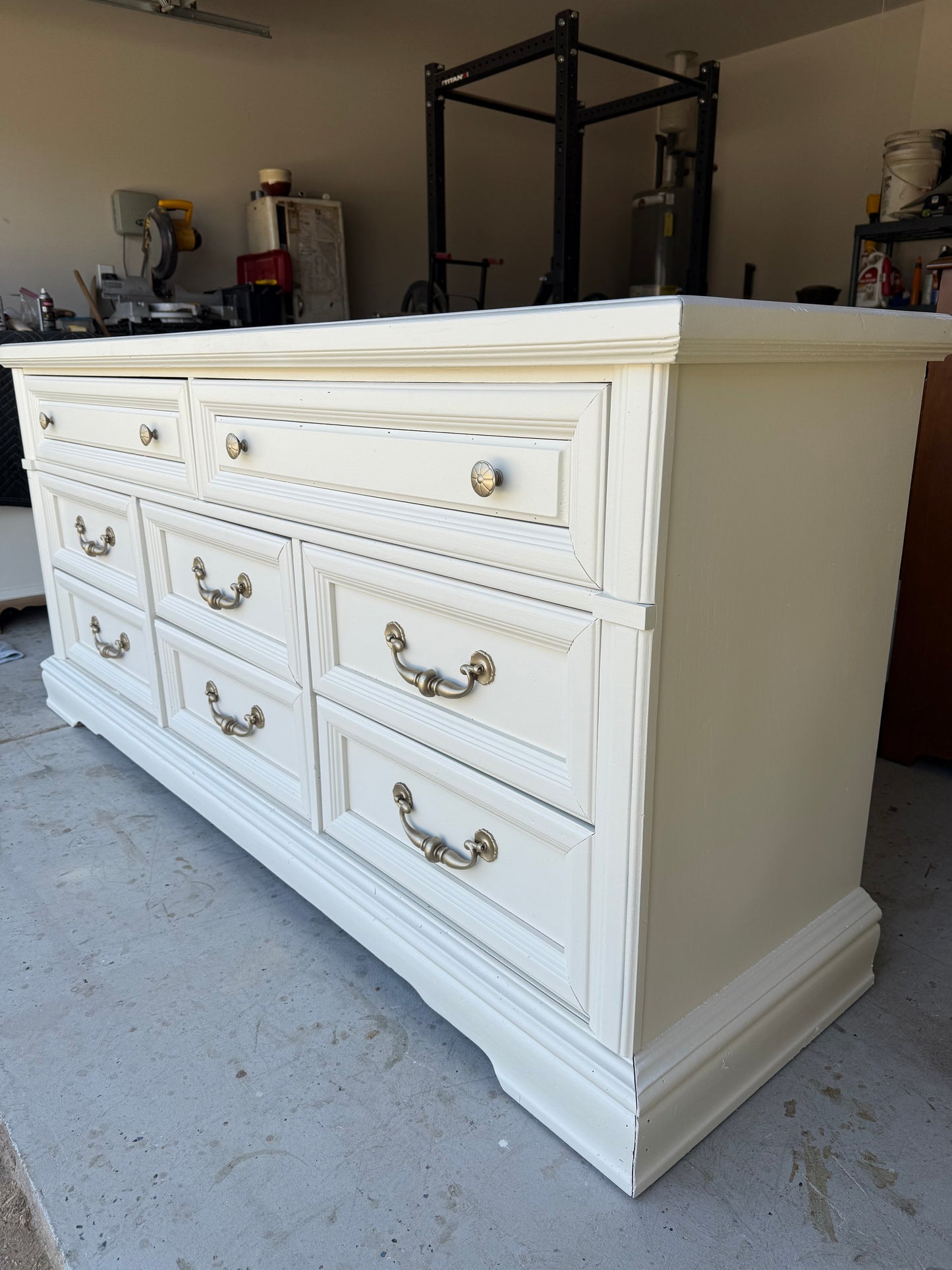 Vintage White 8-Drawer Dresser